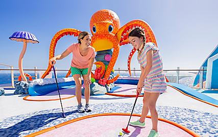 Wonder Dunes Mother and Daughter Playing MIni Golf